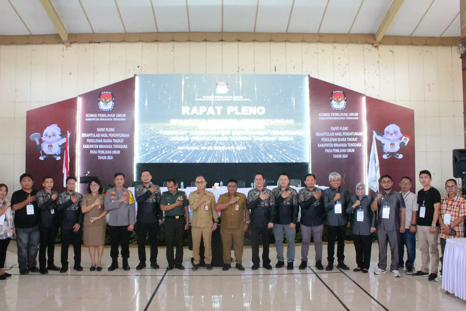 Pleno Rekapitulasi Hasil Penghitungan Suara Pemilu 2024 oleh KPU Mitra. (Foto: Billy Lumintang/indimanado.com)