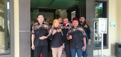 Aksi Damai DPW Jatim PEKAT IB di Depan Mapolda Jatim