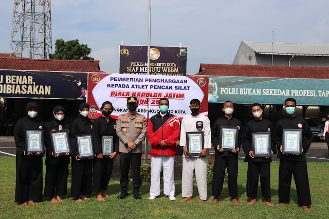 Kapolresta Mojokerto Beri Penghargaan Delapan Atlet Pencak Silat “Piala Kapolda Jatim” 