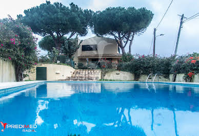 Maison avec piscine et terrasse 1