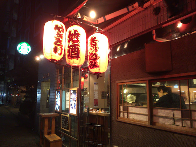 茅場町駅すぐの蕎麦屋「蕎麦助」焼き鳥　店舗前