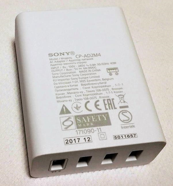 De achterkant van de Sony CP-AD2M4-oplader