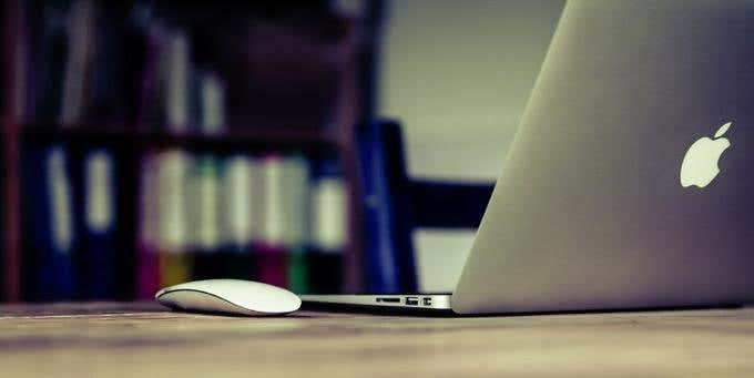 MacBook e mouse su una scrivania