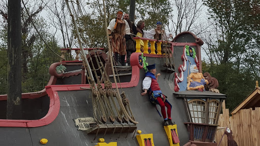 In which a jester "hides" during the pirate show at the Ohio Renaissance Festival