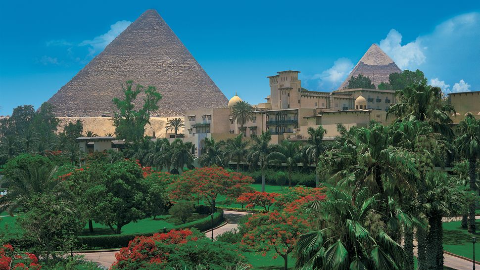 파일:external/cdn.kiwicollection.com/002905-09-Mena-House-Oberoi-exterior-pyramids-view.jpg