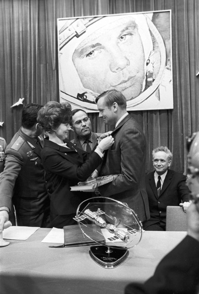 파일:external/upload.wikimedia.org/640px-RIAN_archive_837790_Valentina_Tereshkova_and_Neil_Armstrong.jpg