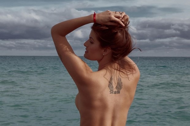 Top Isabeli Fontana posa de topless para mandar recado: "meu corpo, minhas regras"