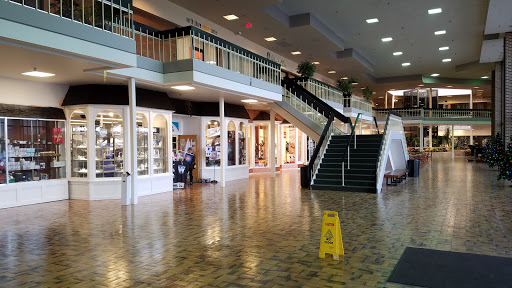 Shopping Mall «Oak Mill Mall», reviews and photos, 7900 N Milwaukee Ave, Niles, IL 60714, USA