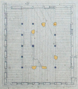 大洲城：天守復元図と礎石位置図(図面左側が北)、黄色：礎石、青色：礎石が抜き取られていた箇所