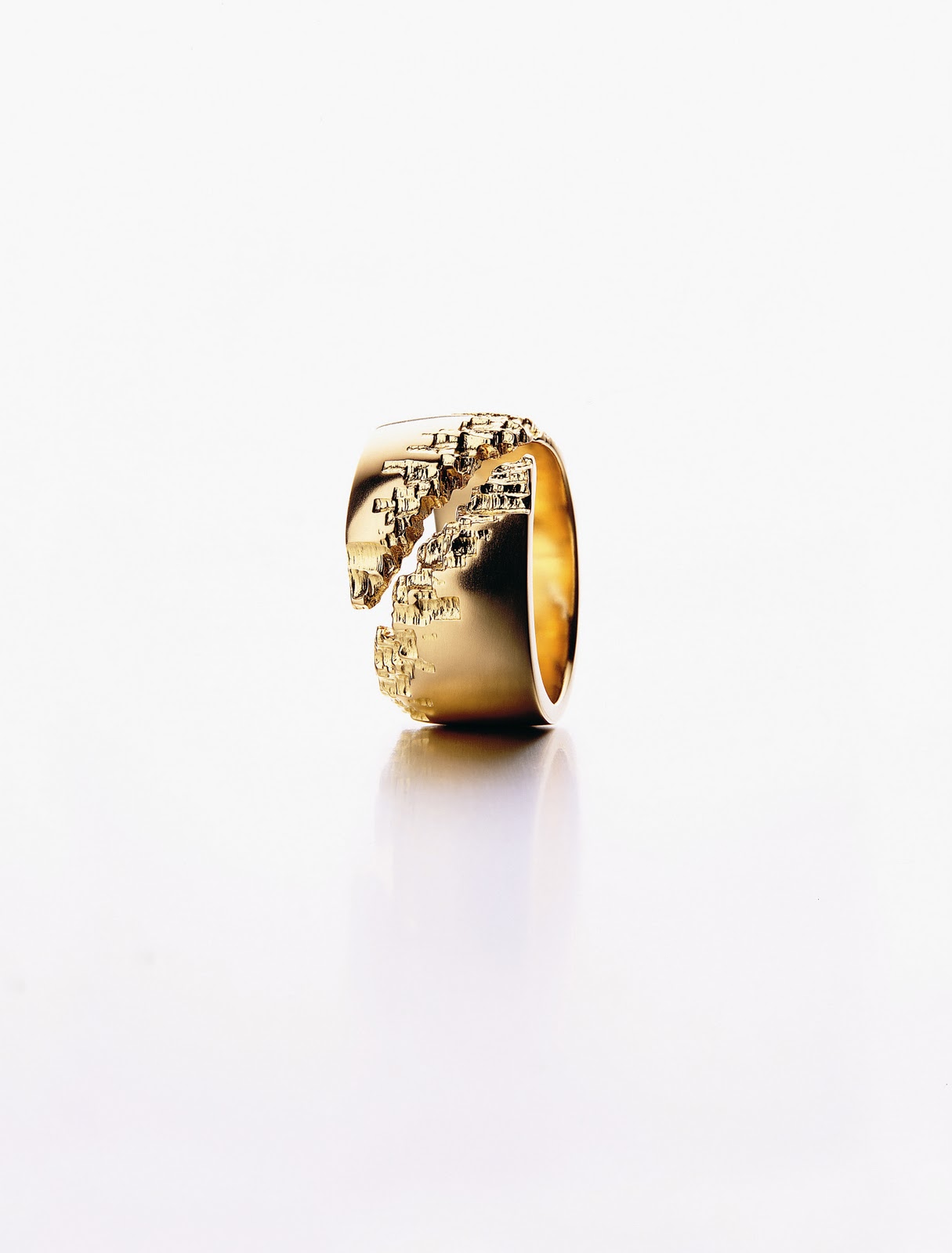 Ultimate 18ct yellow gold Luna