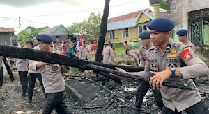 Wujud Kepedulian Terhadap Korban Kebakaran di Bajoe, Brimob Bone Lakukan Ini