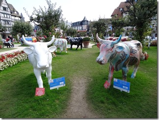 2015.09.09-011 La vache ré-Jouy et à portée de mains