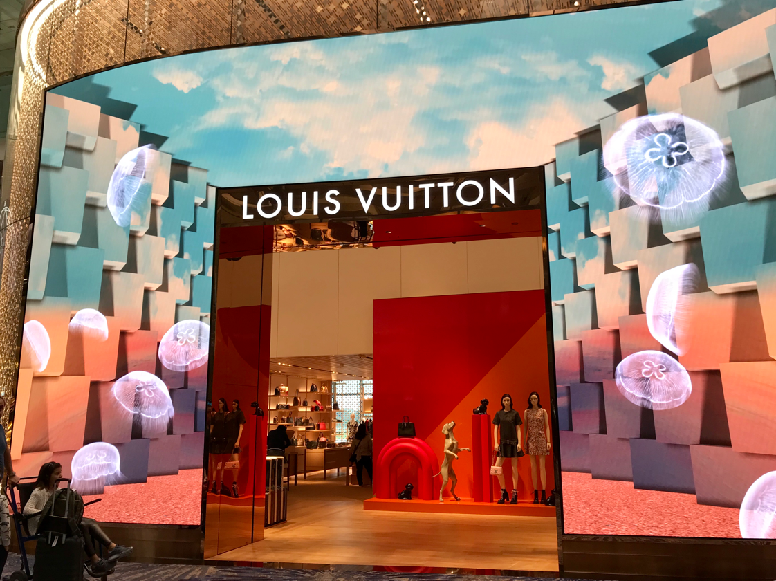 luxury #shop #louisvuitton #changi #airport #changiterminal1