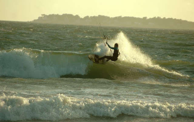 Vers l'estuaire de la Loire (Pornichet/LaBaule, St Brévin...) au fil du temps... - Page 14 Kitesurf_vagues_0042w