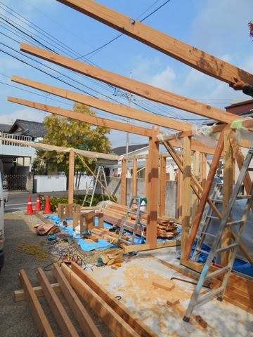 岡山の庭づくりと建築設計 By川のほとりのおもしろ荘 木製カーポートのフロントガーデン 2