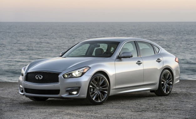 파일:external/blog.caranddriver.com/2016_Infiniti_Q70_Premium_Select_Edition_01-626x382.jpg