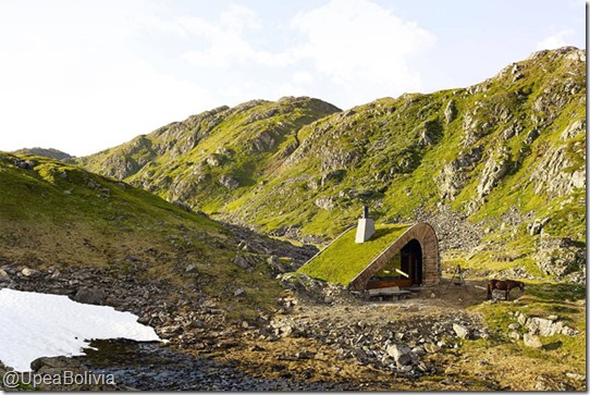 Para esconderse del mundo: una cabaña que se confunde con el paisaje