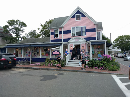 Clothing Store «Vineyard Vines», reviews and photos, 56 Narragansett Ave, Oak Bluffs, MA 02557, USA