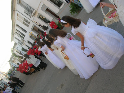 Desfile procesional del 2010 de la Virgen de la Medalla Milagrosa. Foto: Pozoblanco News, las noticias y la actualidad de Pozoblanco (Córdoba)* www.pozoblanconews.blogspot.com