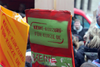 Demonstranten mit großem Transparent: »Keine Kürzung für Kurze!«.