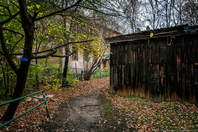 Тропа огибающая сарай