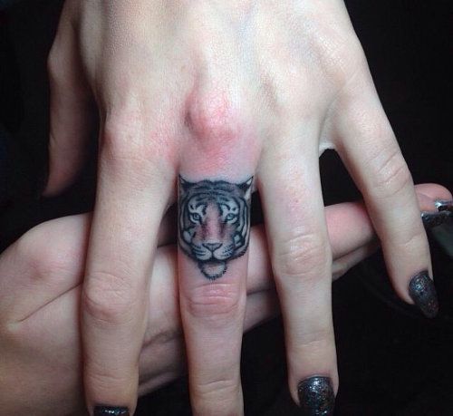 Pequeno Tigre desenho de tatuagem no Dedo