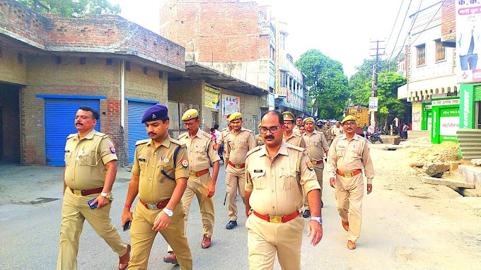 भारी पुलिस बल के साथ सीओ शाहगंज ने किया पैदल गस्त बनाया शांति व्यवस्था