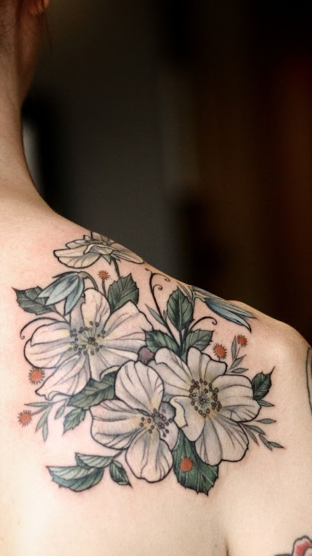 flor_branca_de_ombro_tatuagem