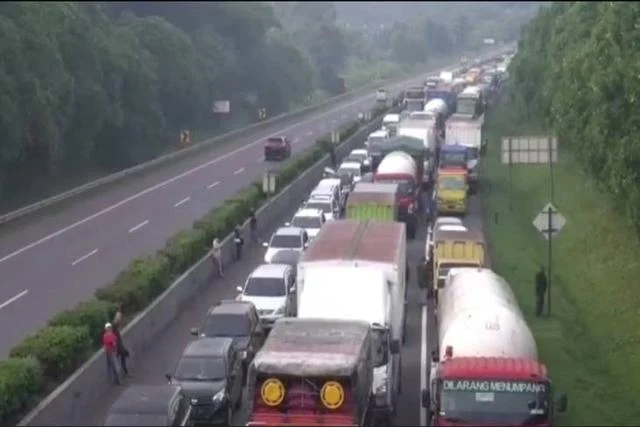 Tol Cikampek Ditutup untuk One Way, Kendaraan Pemudik Terjebak Macet di Tol Cipularang