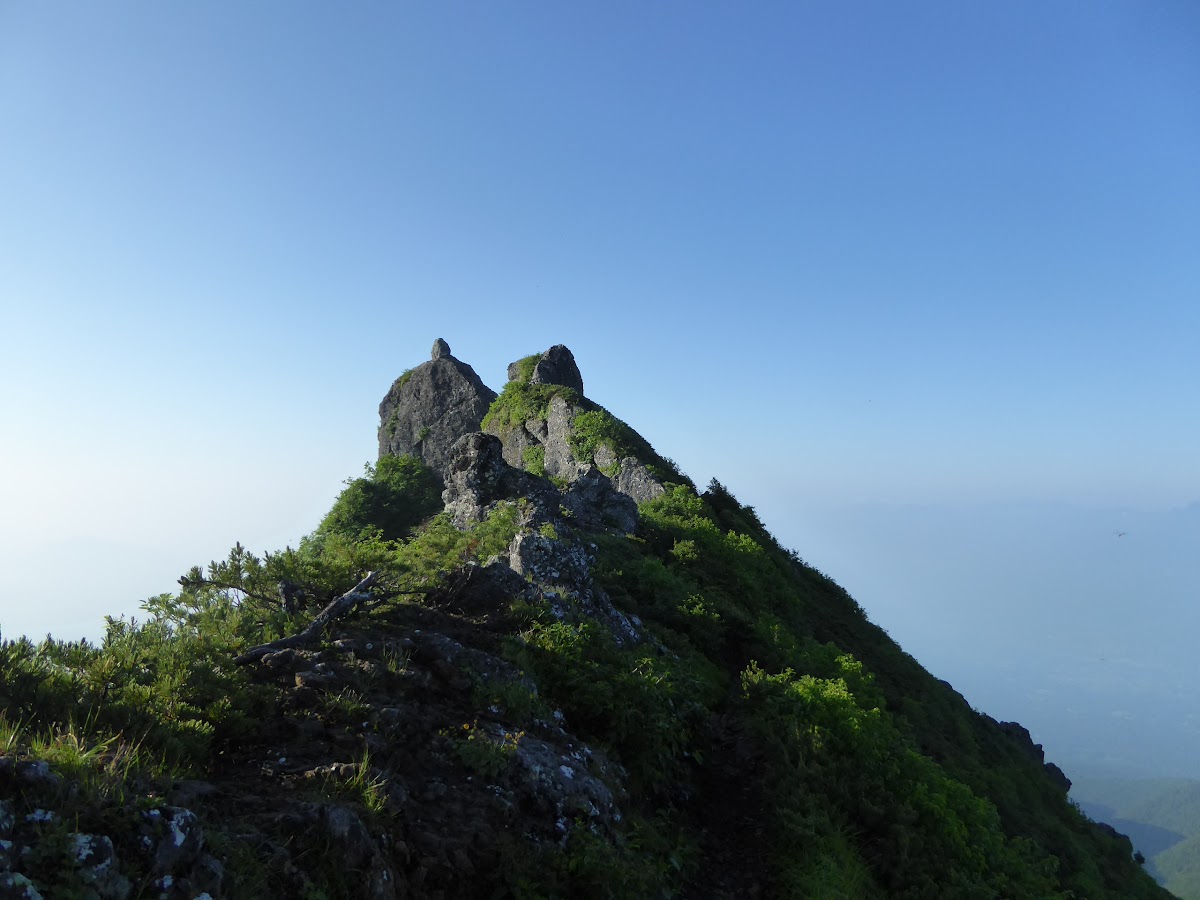 早朝の権現岳山頂