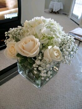 Increíbles centros de mesa con rosas blancas