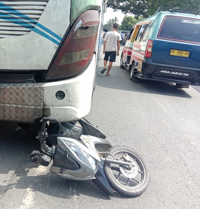 Hendak Mendahului, Pengendara Sepmo di Kota Tebing Tinggi Terseret ke Kolong Bus