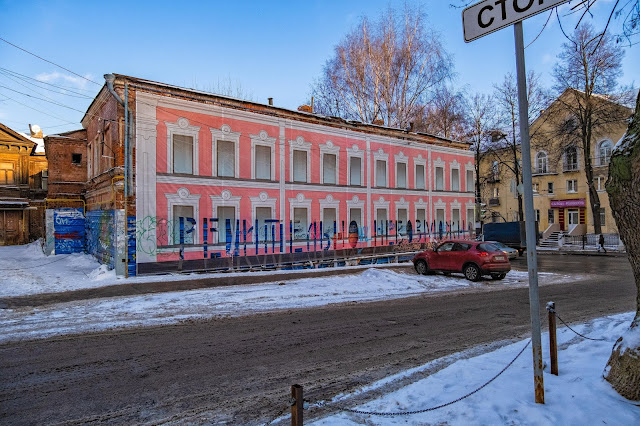 "Решительно невозможно" вырезано прямо в баннере, что прикрывает заброшенное здание