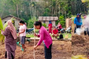 Kades Bantan Timur Terjun Langsung Dalam Melakukan pembersihan Paud SPS Mariam