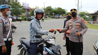 Lewat Pembagian Masker, Kapolres Aceh Jaya Mengajak Masyarakat Untuk Tetap Patuhi Prokes