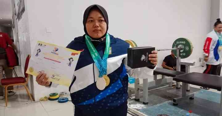 Atlet Putri Angkat Berat Asal Kabupaten Bekasi Berhasil Sumbang Mendali Emas di Ajang Peparda VI Jabar