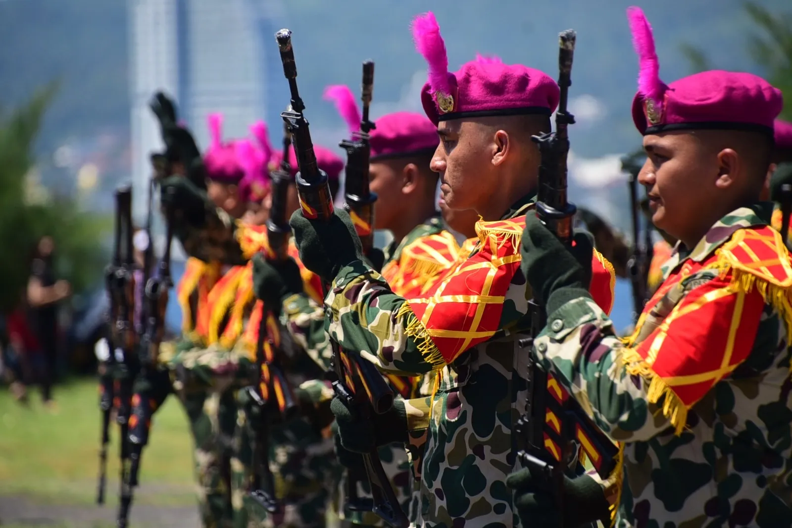 Aksi spektakuler yang ditunjukan oleh Tim Kolone Senapan Prajurit Yonmarhanlan VIII Bitung diawali dengan penghormatan, periksa kerapian, kombinasi gerakan atraktif dan kreatif tersebut seperti gerakan gelombang air laut yang mencirikan maritim dan kebaharian. (Foto istimewa)