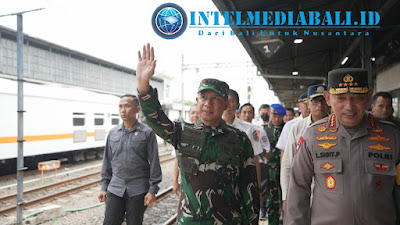 Panglima TNI Tinjau Puncak Arus Mudik Di Stasiun Pasar Senen