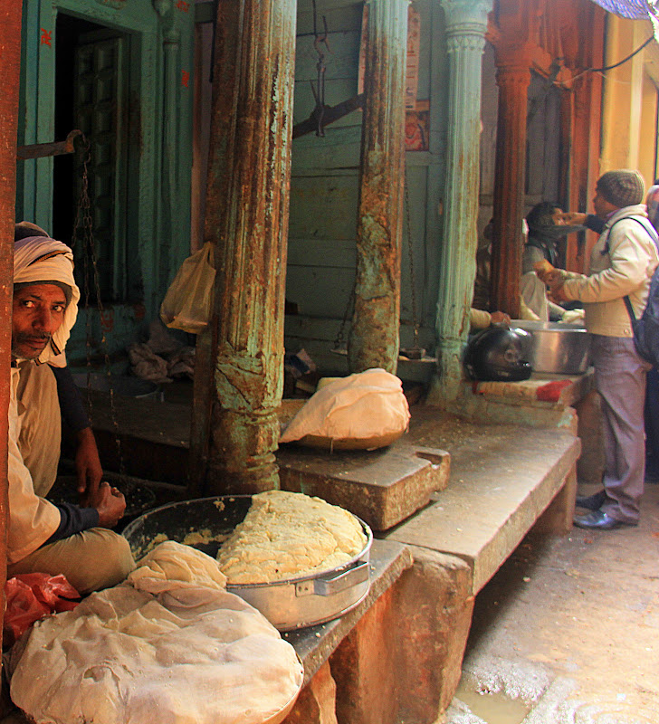 #Varanasistreetscene #Varanasimarkets #Varanasitourism #Uttarpradeshtourism #travelbloggersindia