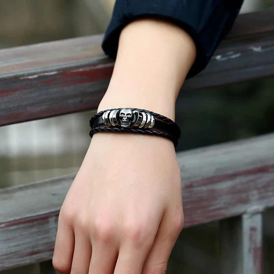 Heren armband van rundleer met kralen en schedel, persoonlijkheid sieraden. Een stoere armband die je persoonlijkheid benadrukt.