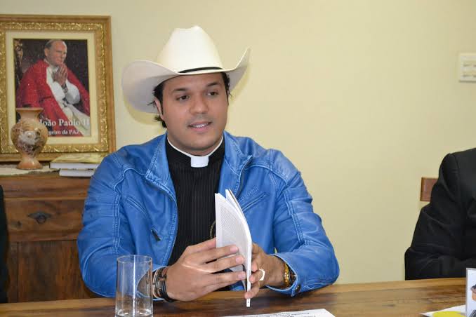 Famoso Padre sertanejo' cobra taxa de idosos para assistirem programa na RedeTV!