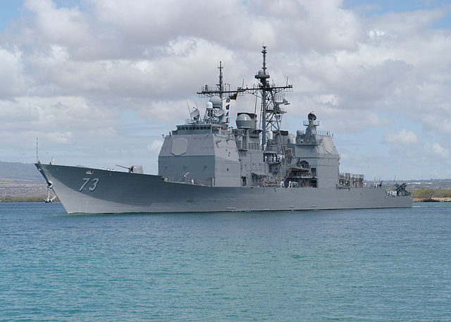 파일:external/upload.wikimedia.org/640px-US_Navy_030903-N-5024R-003_USS_Port_Royal_%28DDG_73%29_departed_on_deployment.jpg