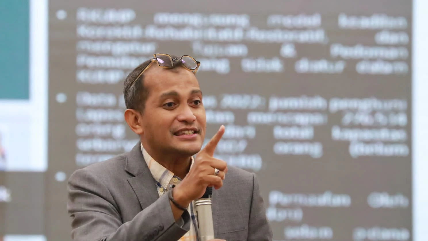 Wakil Menteri Hukum dan HAM (Wamenkumham) Edward Omar Sharif Hiariej mengatakan tidak akan menanggapi secara serius aduan Indonesia Police Watch (IPW) kepada Komisi Pemberantasan Korupsi (KPK). (Foto istimewa)