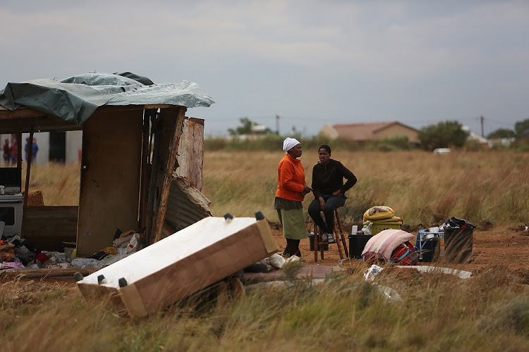 An attempt to evict squatters resulted in a violent protest in Rustervaal, Vereeniging, on Wednesday.