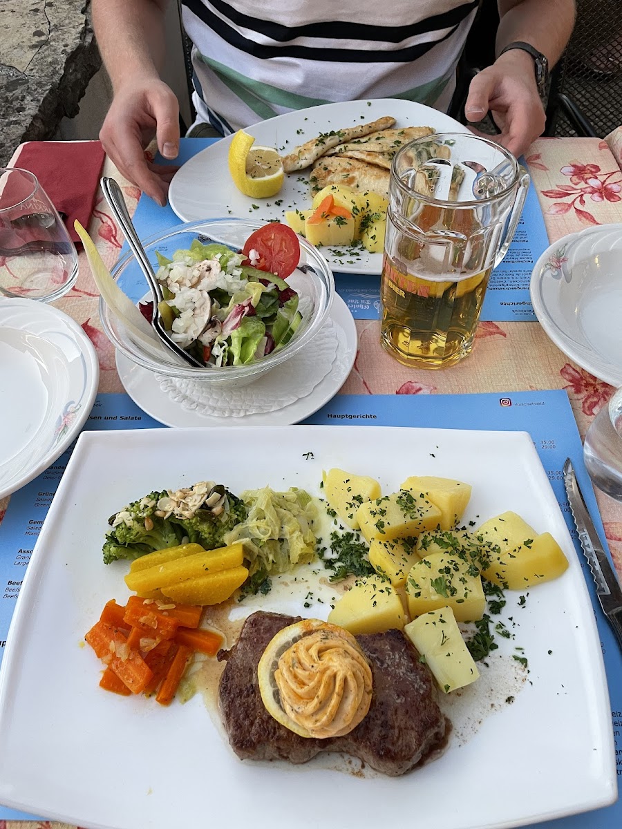 Beef with boiled potatos and veg