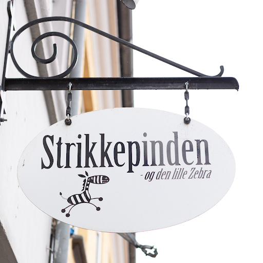 Strikkepinden - Og Den Lille Zebra v/Lea Møller Nørregaard logo