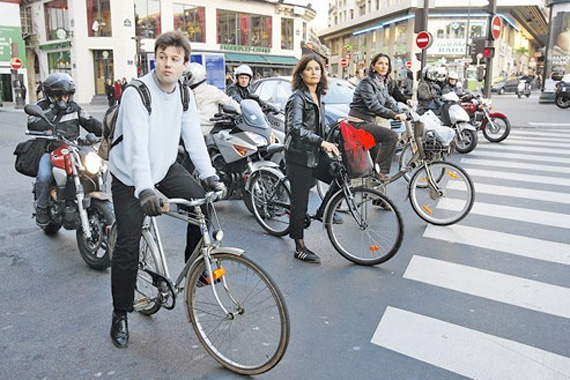 Los ciclistas de algunas ciudades francesas pueden girar a la derecha o ir hacia delante con el semáforo en rojo