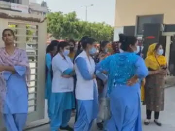 Kalpana Chawla Hospital removed 150 employees: Contract did not extend on changing financial year; Worked since Corona period, picketing outside the director's office