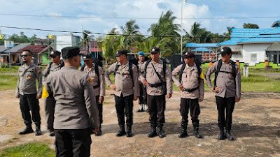 Kapolsek Pulau Maya Karimata Ipda Sr.Sembiring mengambil Apel Sore dan memberikan arahan kepada petugas Pam TPS di Wilkum Pulau Maya dan Karimata