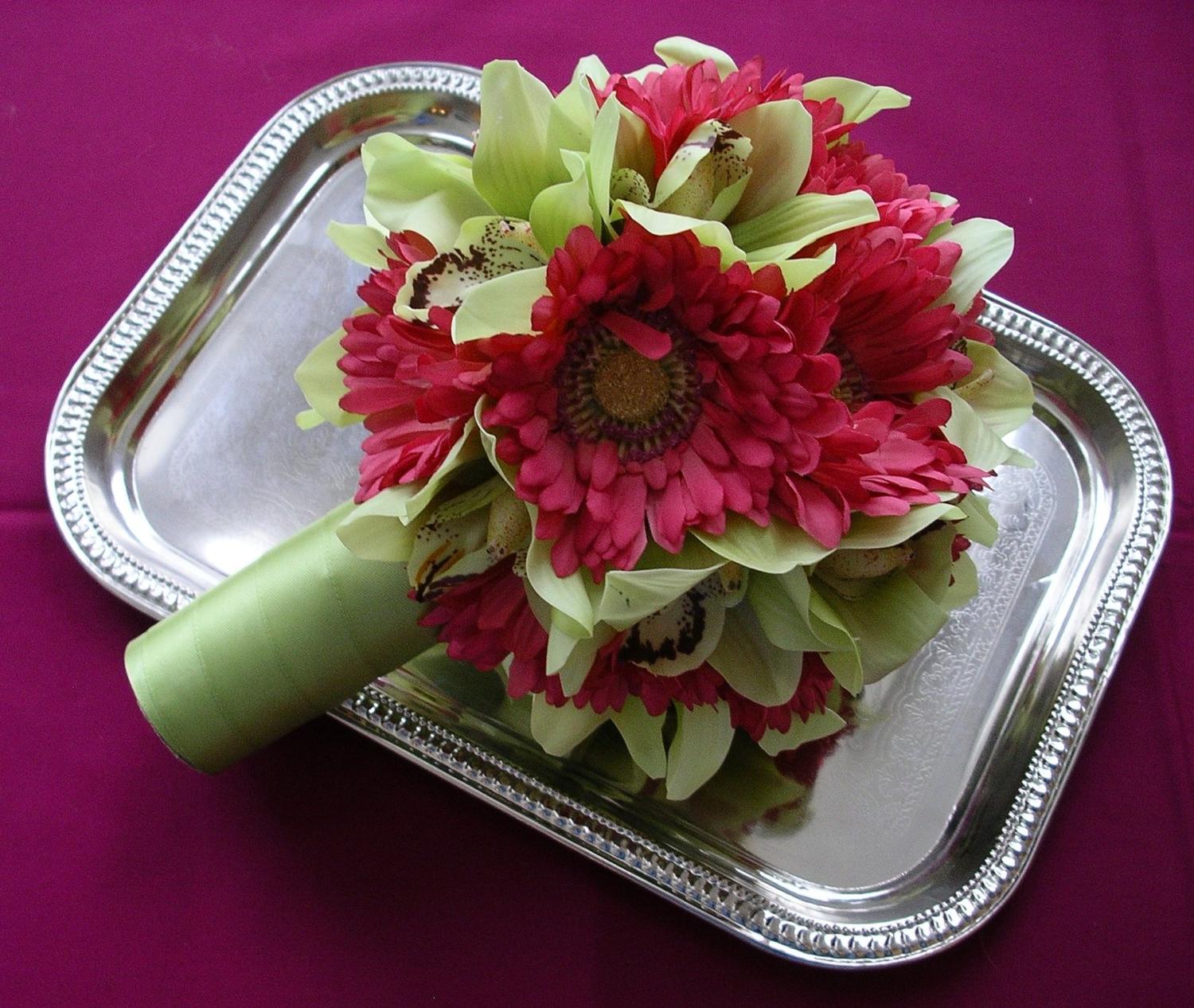 orange and green daisy bouquet